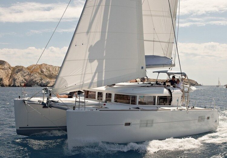 Team enjoying sailing for corporate events near Oahu coastline.