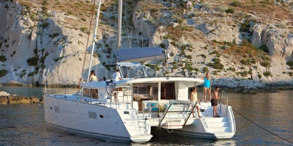 Multi-day sails near Kauai with dramatic island views